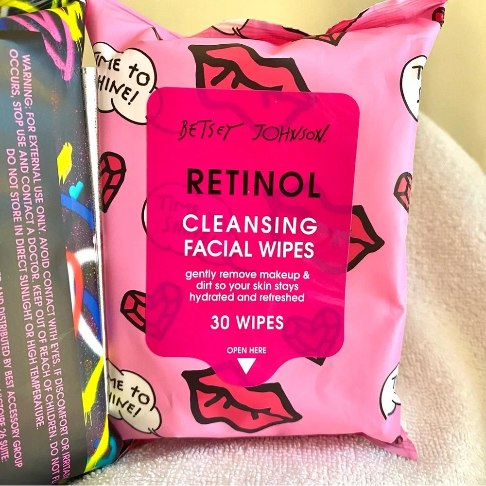 5/$25 Betsey Johnson Pink Retinol Cleansing Facial Wipes 30ct